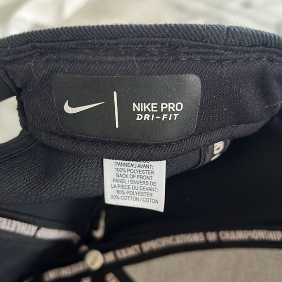 Nike Pro Dri Fit Black and White SnapBack - Picture 5 of 6